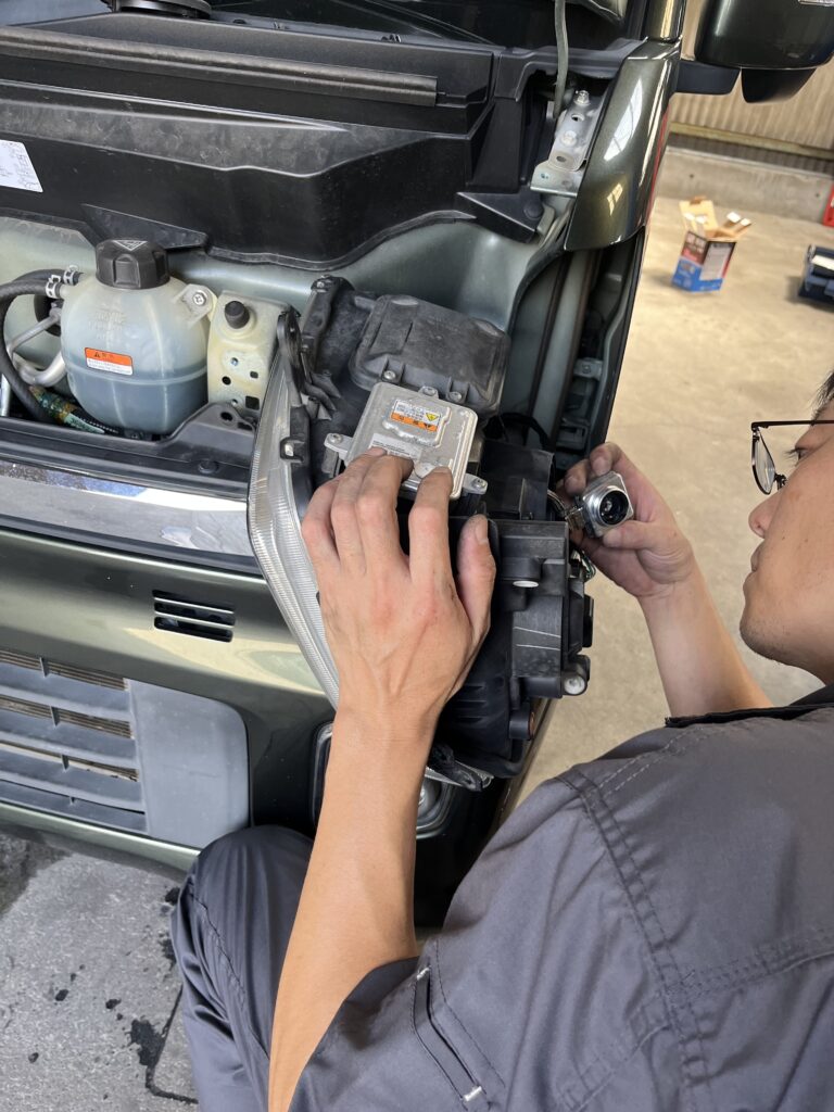 Headlight bulb replacement with headlight removed